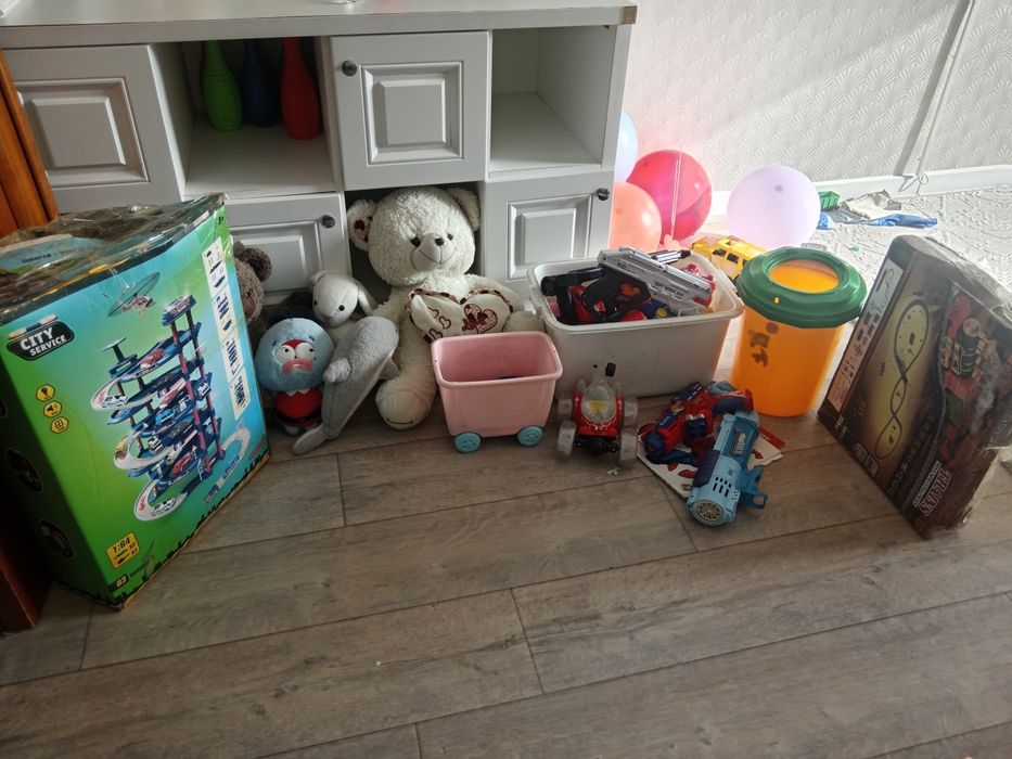 Игрушки для мальчика и девочка