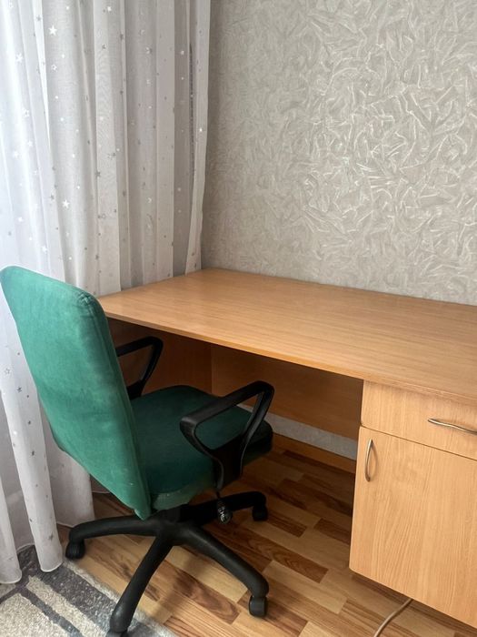 Продам письменый стол + кресло в чехле