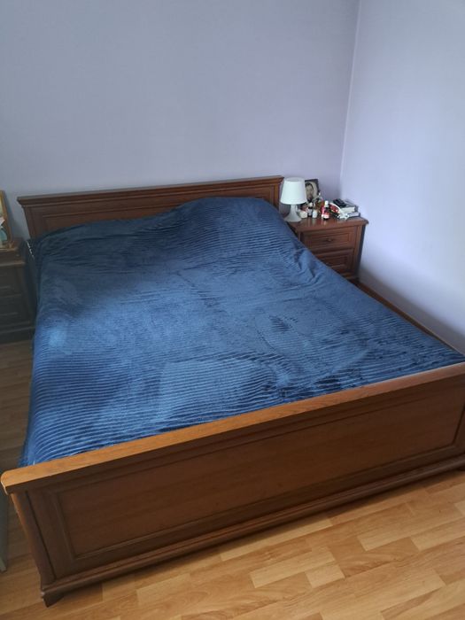 Продам двуспальную кровать с двумя тумбами и плательный шкаф.