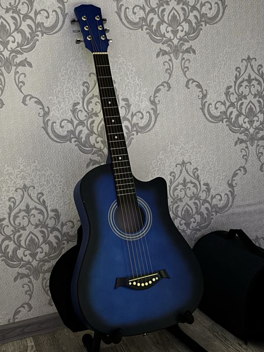 Продам акустичкскую гитару