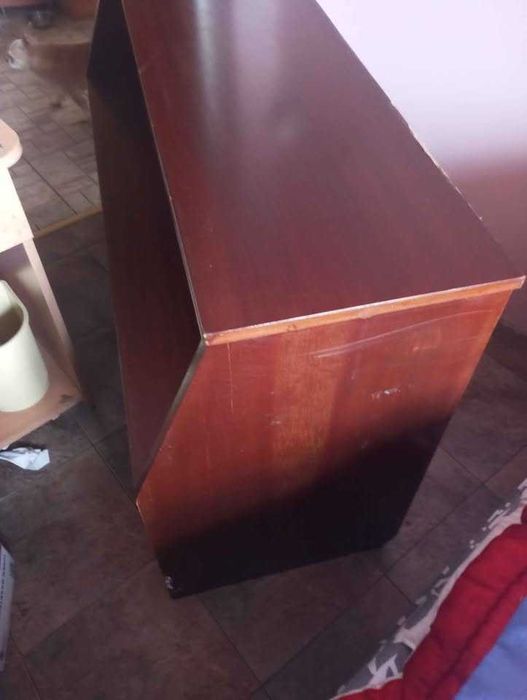 Шкаф с стъклена ракла