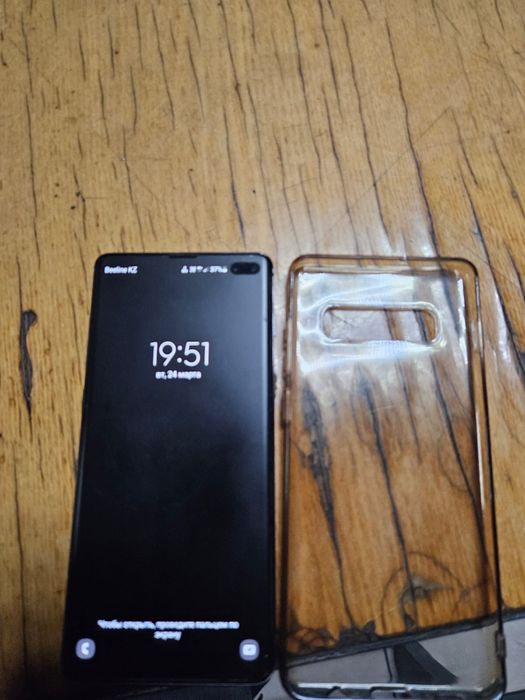 Продам телефон Самсунг s10+