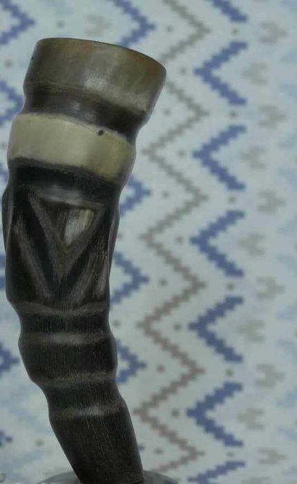 Стар ръчно орнаментиран рог с постамент