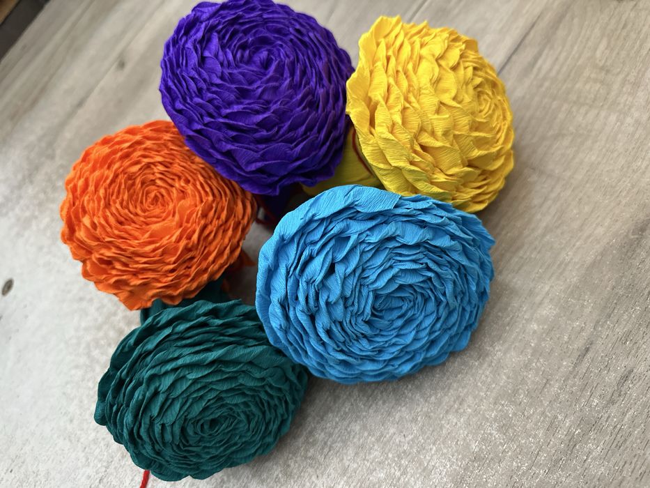 Flori de hârtie creponată și decorațiuni pentru bradul de nuntă