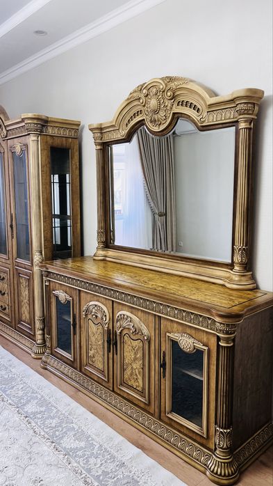 сервант шкаф айнасымен