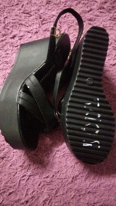 Продам сандали новые