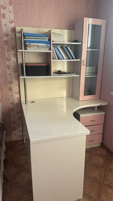 письменный стол с полками