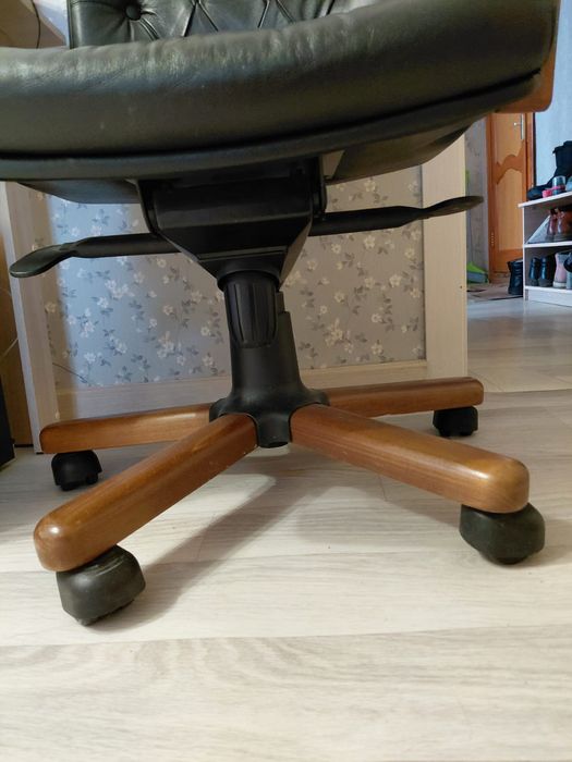 Компьютерное кожаное кресло