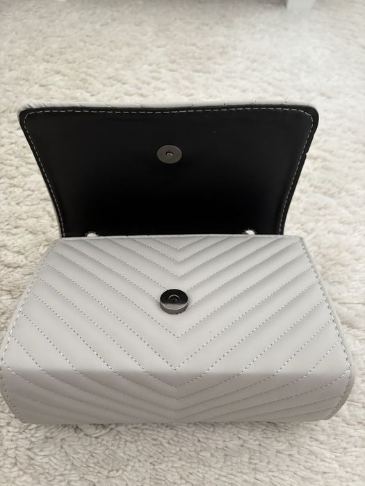 Geanta dama YSL Nepurtata, nu este originala