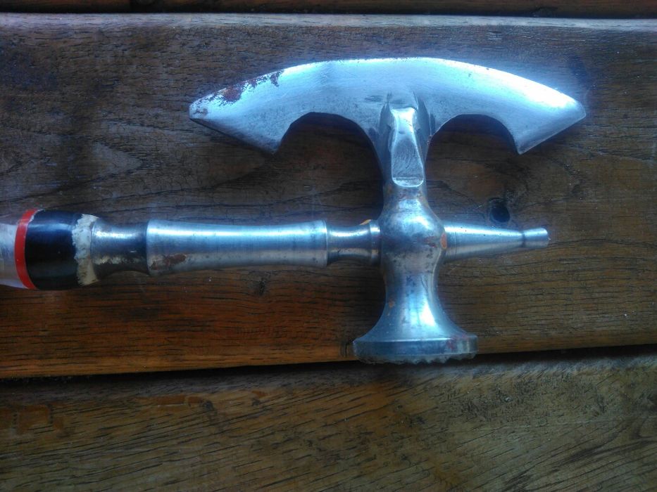 Продавам антикварна брадва с множество функций