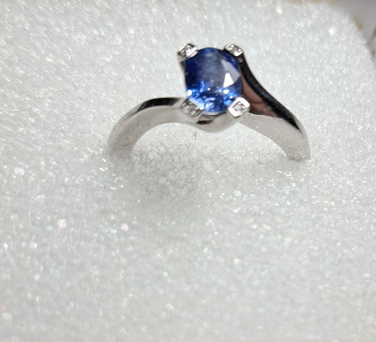 Inel aur alb  18 kt cu piatra sapphire