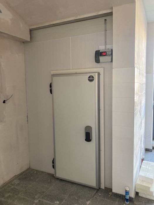 Usa pentru camera frigorifica