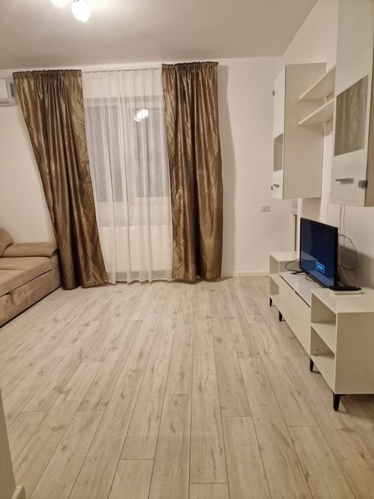 Închiriez garsoniera cu loc de parcare