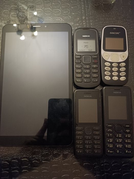 Четири работещи телефона И Таблет за части