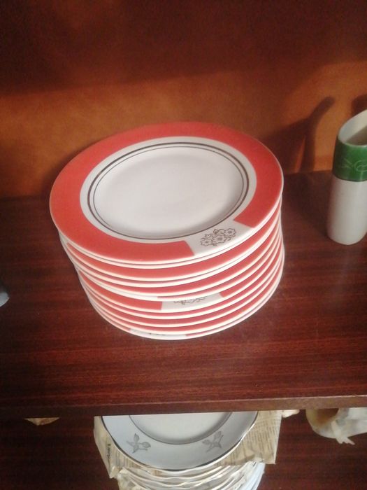 Продам тарелки разные.