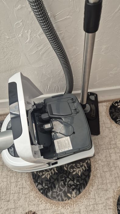 Bosch AguaWash&Clean Продаётся моющий пылесос.