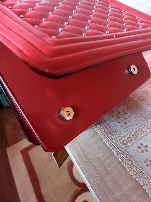 Нова тъмно червена чанта