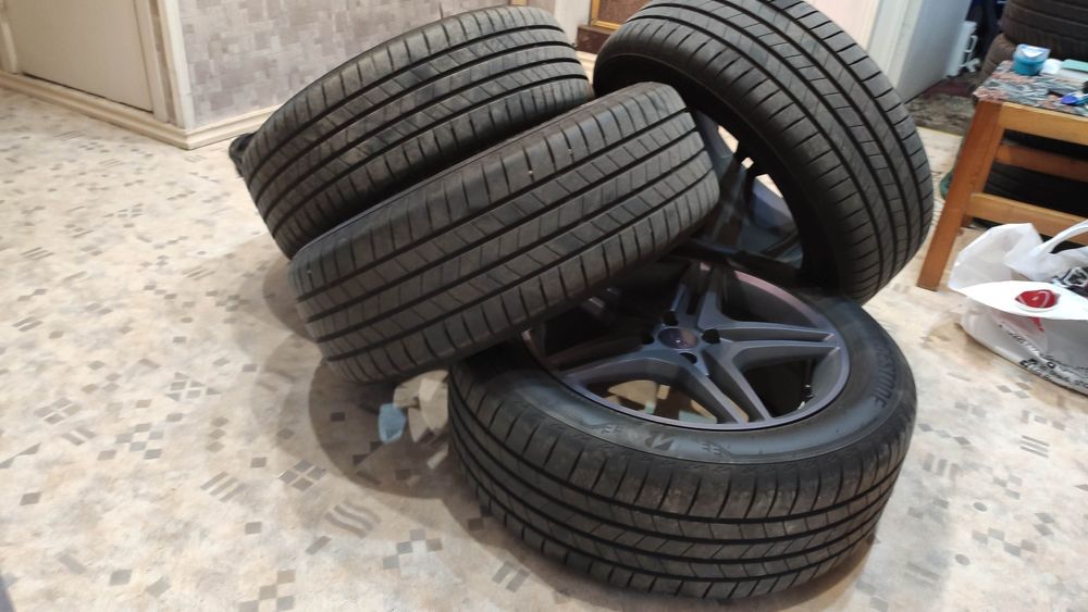 Продаются Диски с резиной 17"215/55 Bridgestone в отличном состоянии .