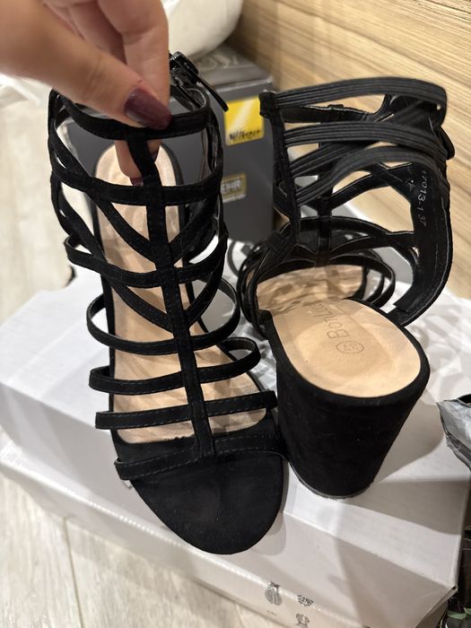 Черни велурени сандали с токче