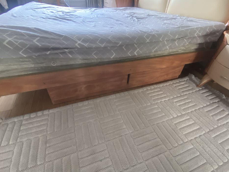 Продам кровать с изголовьем из натуральной кожи