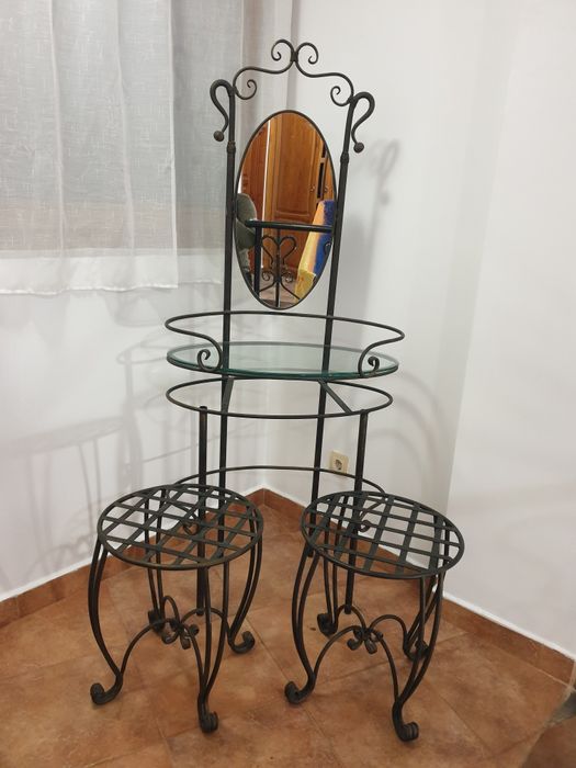 Тоалетка със стъклена основа и огледало от ковано желязо