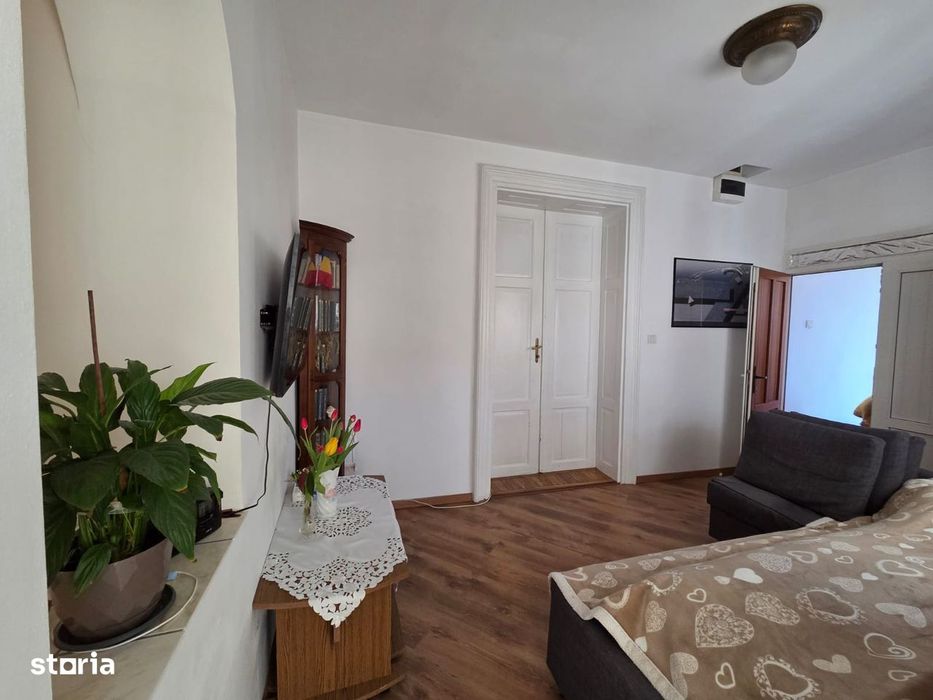 Vand apartament la casa,zona centrala