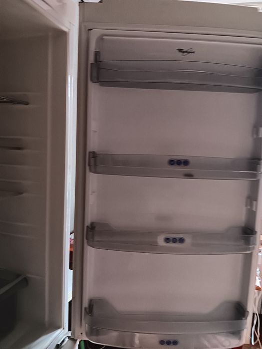 Холодильник двухкамерный Whirpool.