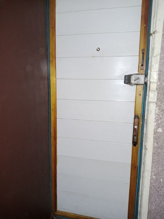 Temir eshik sotiladi