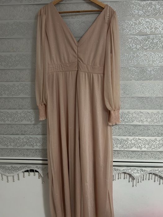 Официална дамска рокля с цепка – идеална за повод!