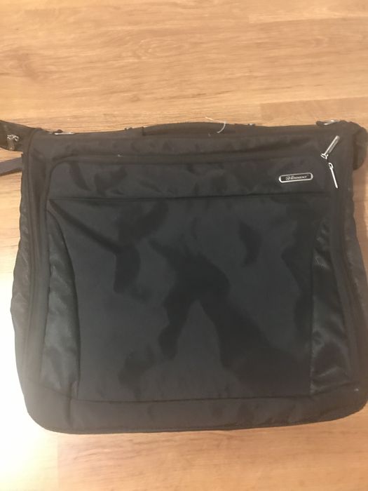 Geanta pentru haine pe umeras