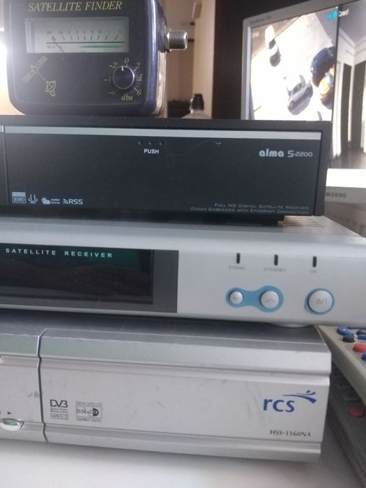 Vând trei receptoare satelit cu telecomenzile respective.