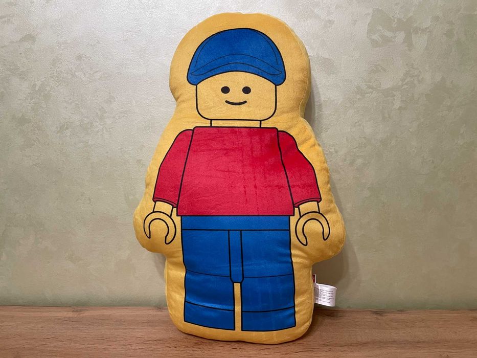 Подушка LEGO в виде классической красной фигурки (оригинал)