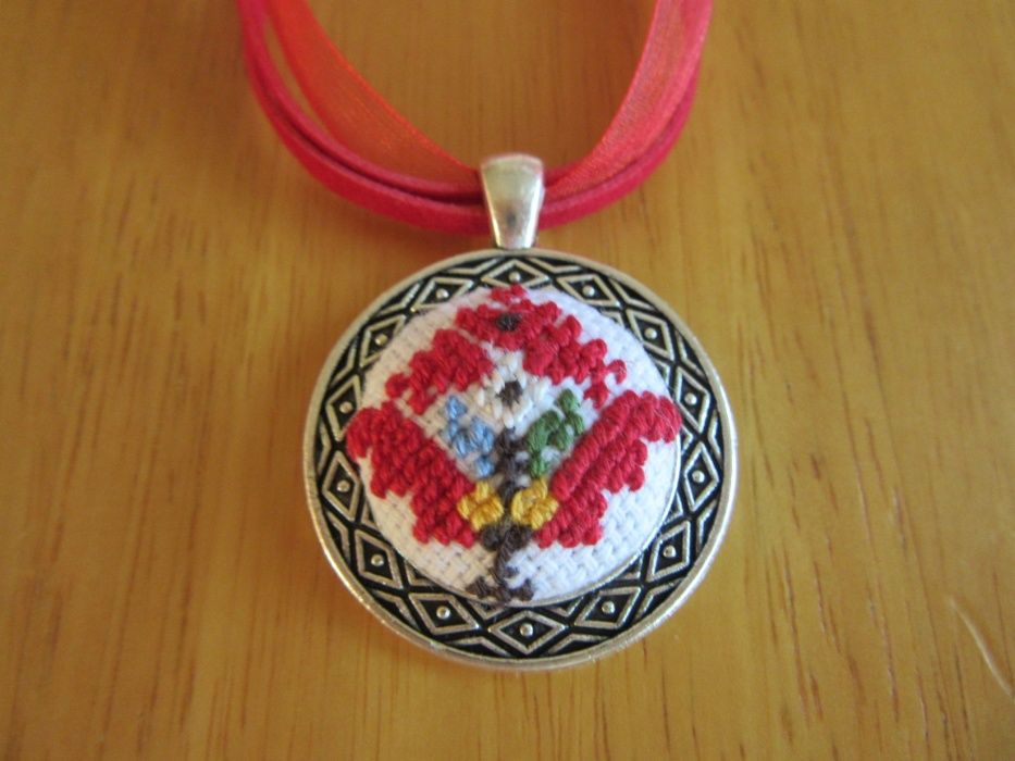 Ръчно бродирана риза и бижута с българска шевица