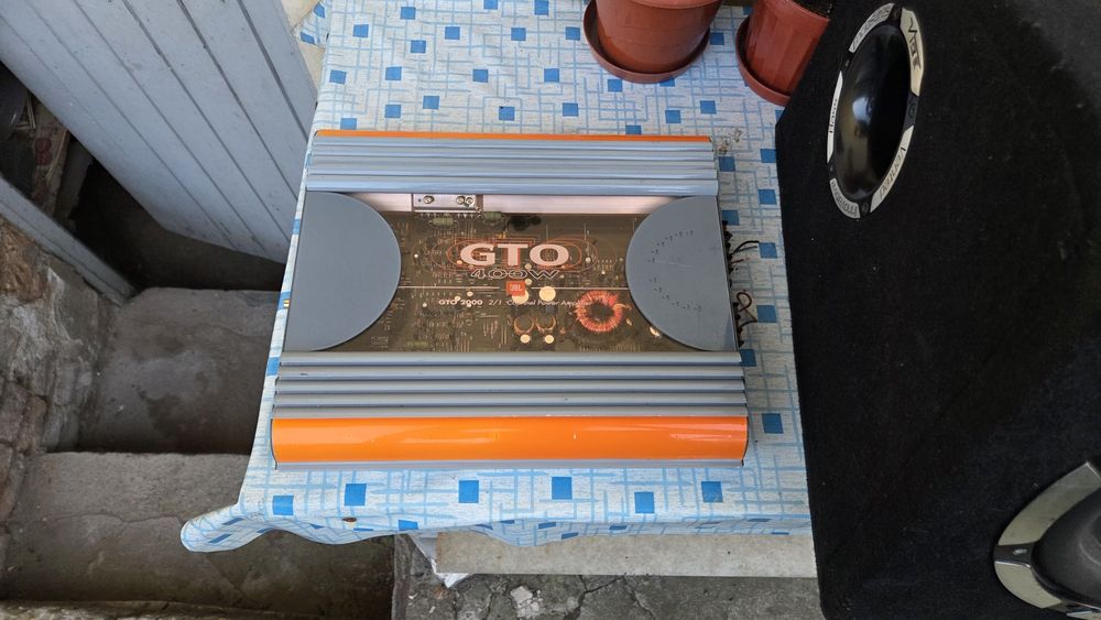 Бас каса със усилвател JBL
