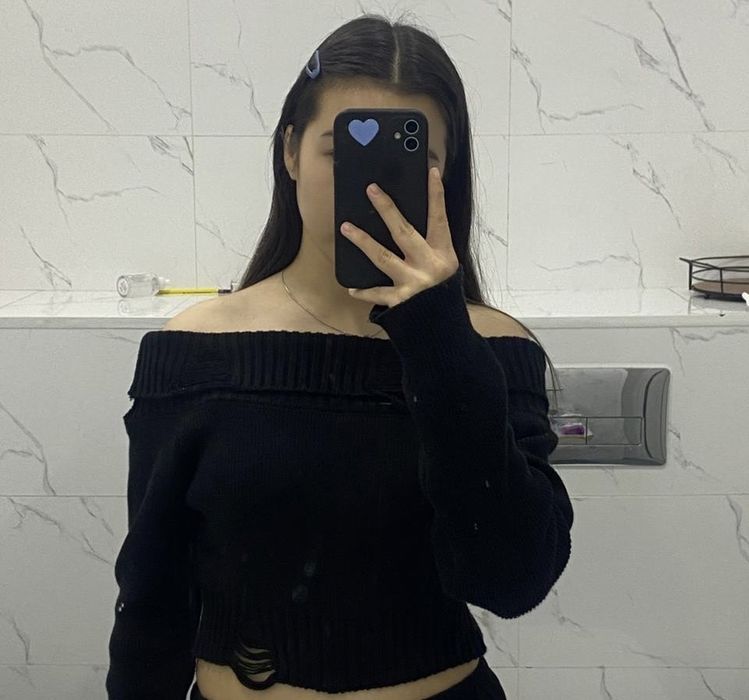 свитер с открытыми плечами