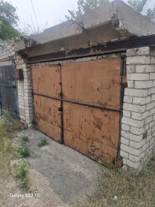 Продам гараж кирпичный  на Юности. Деревянный дверь общита железом.