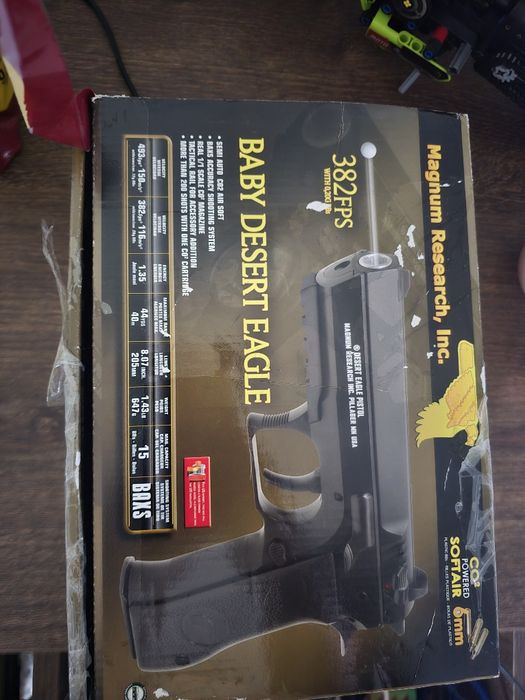 Pistol airsoft in stare impecabila, cu CO2 si este semi automatic