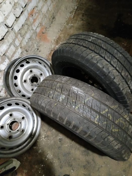 Продам колеса 2 шины и 4 диска R15