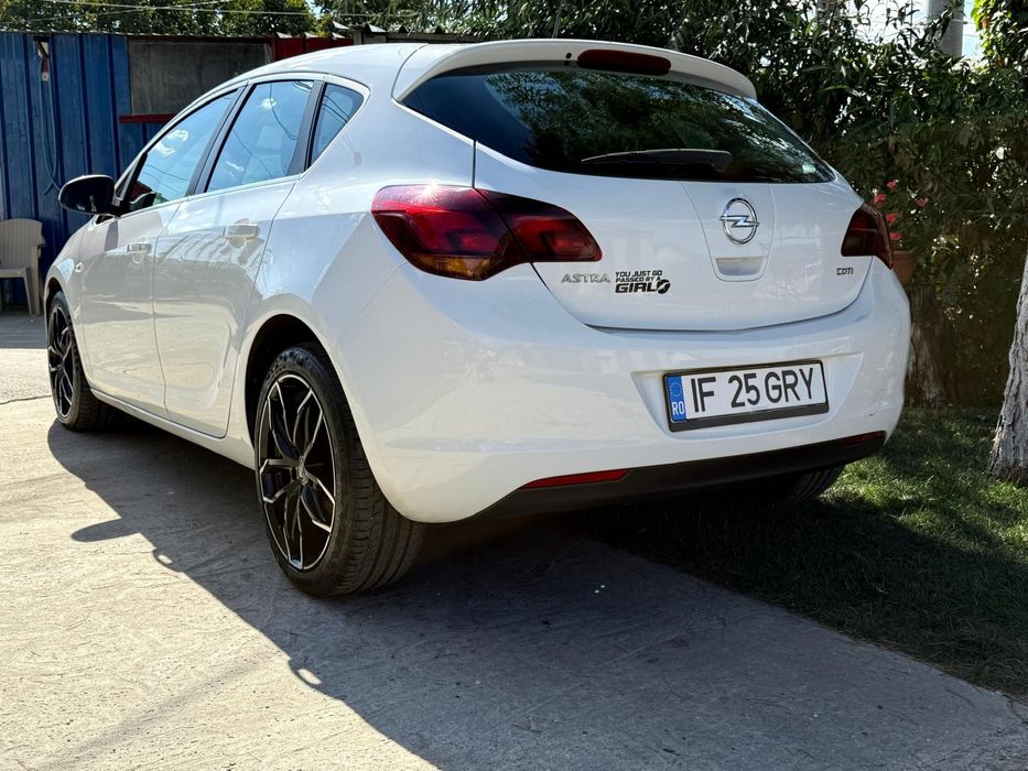 Vând Opel Astra j