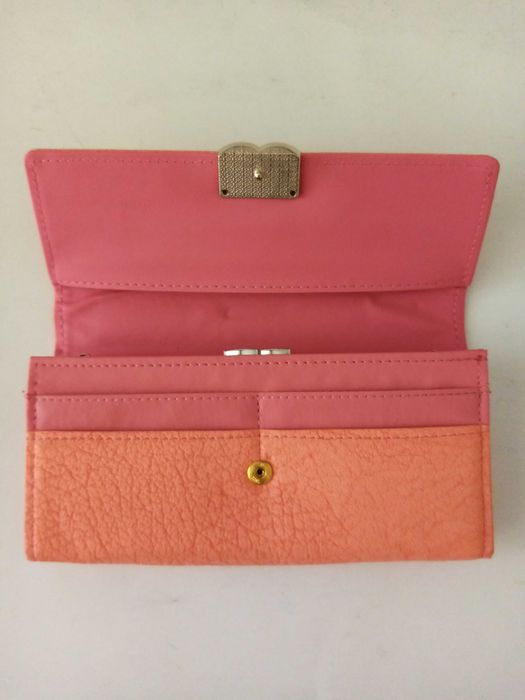 Нови дамски портмонета и нов кожен ключодържател.