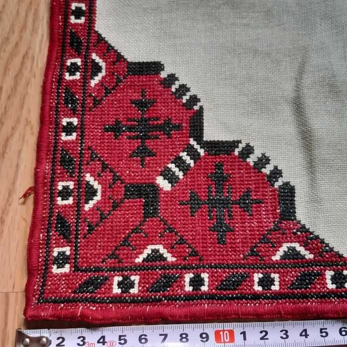 Покривка ръчна бродерия - 40 х 40 см