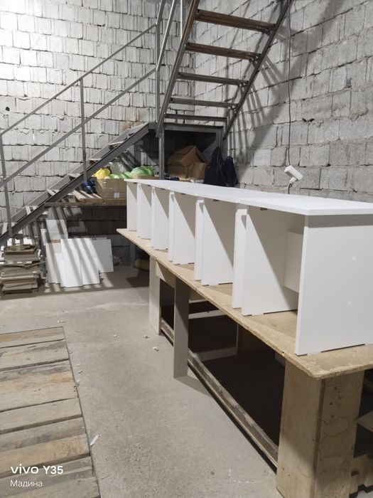 Табуретка ест кампютерныи столы