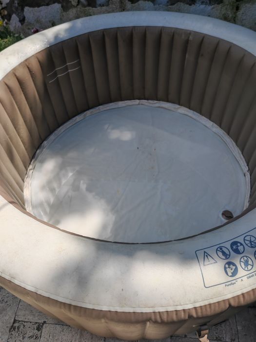Piscina gonflabila, necesita retursuri mici