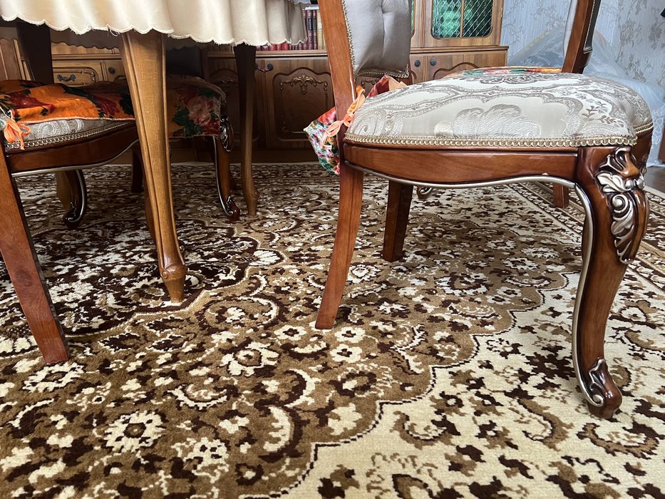 Срочно продаю новые стулья