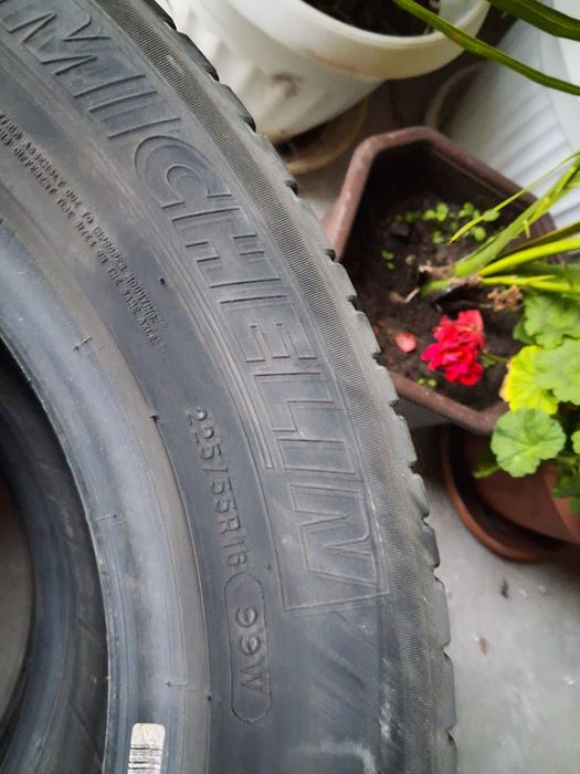 Две гуми MICHELIN 225/55/R16   99W и две PIRELLI 185/60 R15 88H