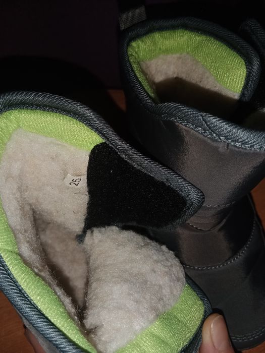 Продам детскую зимнию обувь