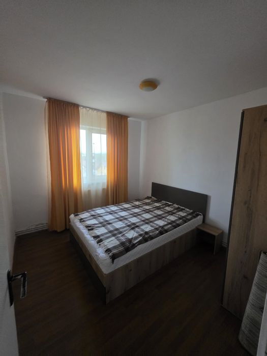 Vand apartament 2 camere semidecomandat- cu balcon