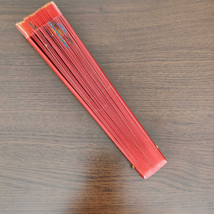 Испанско ветрило от плат и дърво в червено.