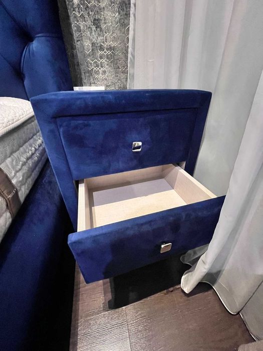 Луксозно тапицирано легло с две нощни шкафчета и табуретка тип пейка