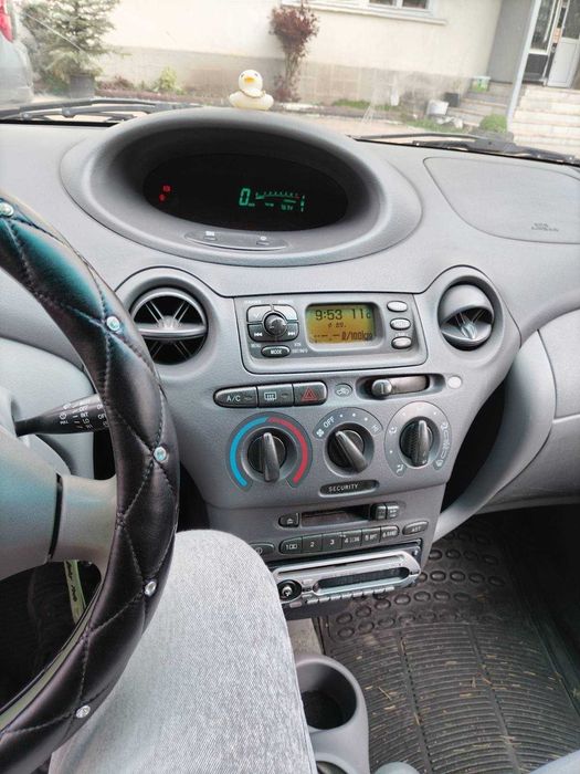 автомобил Тойота Ярис 1,3